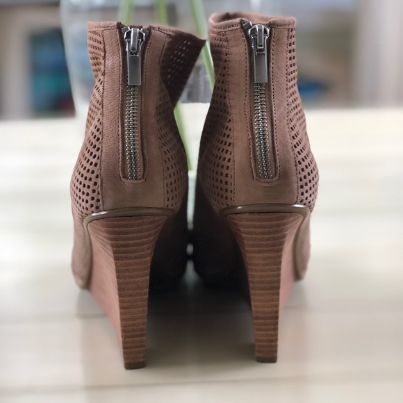 Like New! Pelle Moda Latte Nubuck - Picture 3 of 3